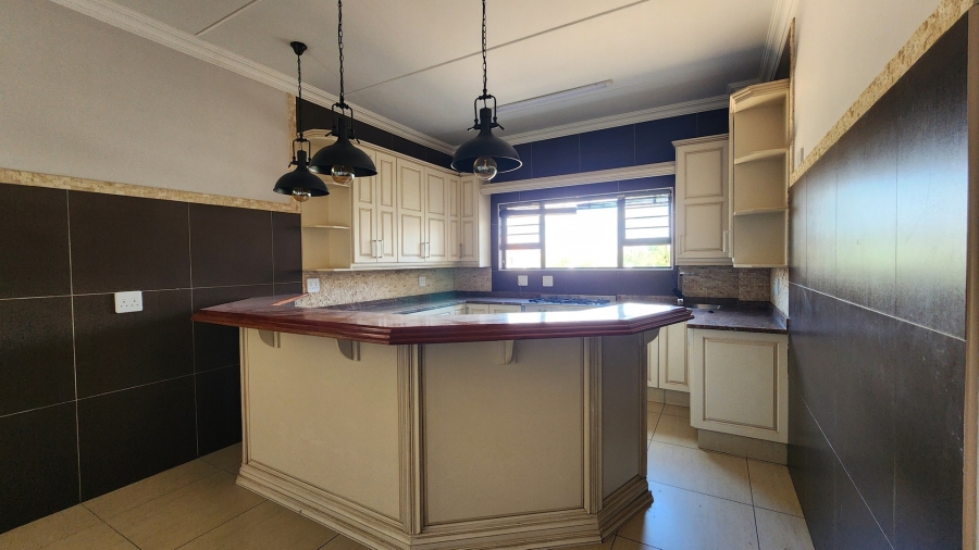 To Let 6 Bedroom Property for Rent in Tuscany Ridge North West